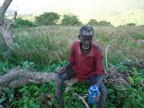  land owner worships god /ሽጝ ዝም ግችኮ ቀሮ ኩፎብ ግሽን ናቕም  ይጻ  ኩፎም ጋዝምደን\ሽንገ ባልባት በጠፈ   ዙርያ  ዎኃ እየረጩ  አውሮዎችን  እንዳይመጡ  ይረግማል።